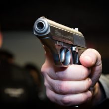 KT skelbs sprendimą dėl draudimo teistam asmeniui įsigyti ginklą