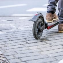 Naujos taisyklės paspirtukams: leista naudotis nuo 16 metų, šaligatviu važiuoti galės