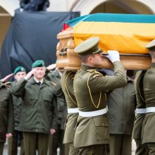 A. Ramanausko-Vanago palaikai į bažnyčią įnešti skambant „Lietuva brangi“