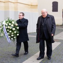 A. Ramanausko-Vanago palaikai į bažnyčią įnešti skambant „Lietuva brangi“