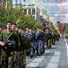 G. Nausėda pasveikino karinį paradą: pilietiški žmonės – saugumo garantas