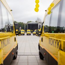 Mokykloms perduota beveik pusė šimto geltonųjų autobusų