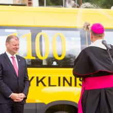 Mokykloms perduota beveik pusė šimto geltonųjų autobusų