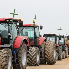 Prie didžiųjų prekybos centrų – žemdirbių protestas: statys kryžius