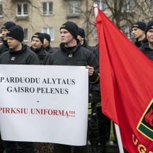 Degindami deglus prie Seimo pareigūnai protestavo dėl mažų algų