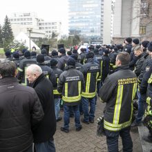 Degindami deglus prie Seimo pareigūnai protestavo dėl mažų algų