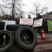 Degindami deglus prie Seimo pareigūnai protestavo dėl mažų algų