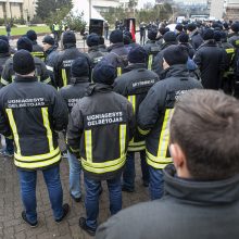 Degindami deglus prie Seimo pareigūnai protestavo dėl mažų algų