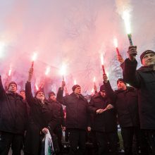 Degindami deglus prie Seimo pareigūnai protestavo dėl mažų algų