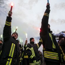 Degindami deglus prie Seimo pareigūnai protestavo dėl mažų algų