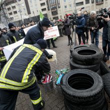 Degindami deglus prie Seimo pareigūnai protestavo dėl mažų algų