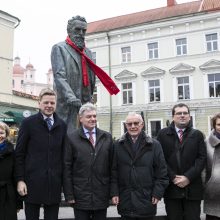 J. Basanavičiaus paminklą kroatai papuošė kaklaraiščiu