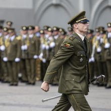 Prezidentas iškilmingoje ceremonijoje kariūnams suteikė karininko laipsnį