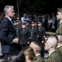 Prezidentas iškilmingoje ceremonijoje kariūnams suteikė karininko laipsnį