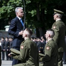 Prezidentas iškilmingoje ceremonijoje kariūnams suteikė karininko laipsnį