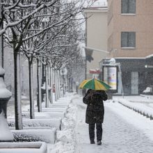 Sostinei – sniego iššūkiai: kelininkai dirbo visą naktį