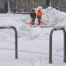 Sostinei – sniego iššūkiai: kelininkai dirbo visą naktį