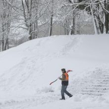 Sostinei – sniego iššūkiai: kelininkai dirbo visą naktį