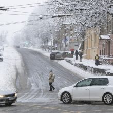 Sostinei – sniego iššūkiai: kelininkai dirbo visą naktį