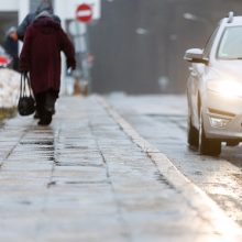 Rinkitės saugų greitį: Vakarų Lietuvoje eismo sąlygas sunkina plikledis