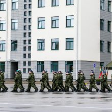 Vokietijos gynybos ministrė: esame pasirengę į Lietuvą atsiųsti daugiau karių