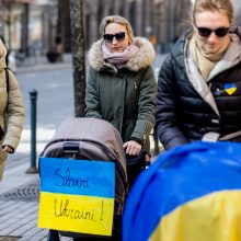 Sostinėje – mamų su vežimėliais eitynės: pagerbė Ukrainoje žuvusius vaikus