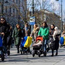 Sostinėje – mamų su vežimėliais eitynės: pagerbė Ukrainoje žuvusius vaikus
