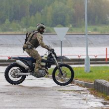 Lietuva mokosi iš karo Ukrainoje: kariai treniravosi atremti hibridines grėsmes