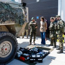 Seimo pirmininkė Rukloje lankė karius: sužaidė ir simultaną