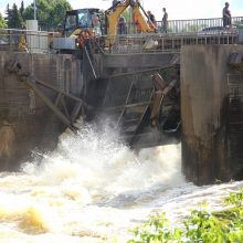 Sulūžęs „Ekrano“ užtvankos skydas sėkmingai iškeltas: jį vertins ekspertai