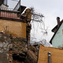 Vilniaus savivaldybės komisija tirs, kodėl Paupio gatvėje nuvirto namo siena