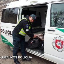 Neįprasta misija: policininkams teko traukti vyrą iš šulinio