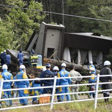 Japonijoje stiprus žemės drebėjimas sukėlė nuošliaužų, yra aukų