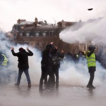 Chaosas Paryžiuje: „geltonosios liemenės“ vėl susirėmė su policija