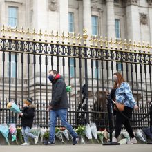 Britai mirusį princą Philipą pagerbė patrankų salvėmis ir tylos minute