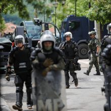 Lietuva smerkia serbų protestuotojų išpuolius prieš NATO taikdarius Kosove