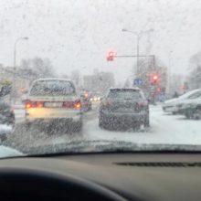 Sniegas įsismarkavo ir sostinėje: pasipylė avarijos, kemšasi gatvės