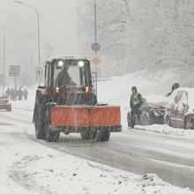 Sniegas sukėlė sąmyšį Vilniaus gatvėse: pasipylė avarijos, strigo eismas