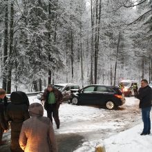 Sniegas sukėlė sąmyšį Vilniaus gatvėse: pasipylė avarijos, strigo eismas