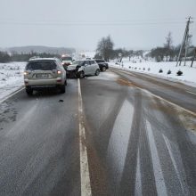 Vilniaus rajone susidūrė trys mašinos, nukentėjo keleivė