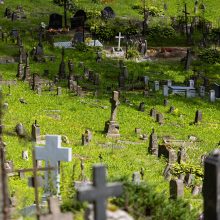 Savivaldybė žada sutvarkyti 14 avarinės būklės kapaviečių Rasų kapinėse