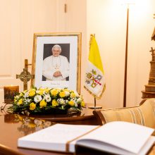 Vilniuje, nunciatūroje, galima pareikšti pagarbą mirusiam popiežiui emeritui