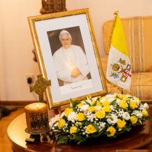 Vilniuje, nunciatūroje, galima pareikšti pagarbą mirusiam popiežiui emeritui