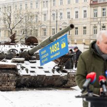 Prie rusų tanko kilo konfliktas: su gėlėmis atėjęs vyras gavo smūgį?