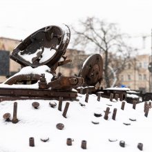 Eksponuoja karo trofėjų: Vilniuje galima pamatyti ukrainiečių sunaikintą rusų tanką