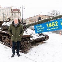 Papiktino raudoni gvazdikai prie rusų tanko: ar Lietuvoje galima garbinti okupantus?