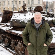 Papiktino raudoni gvazdikai prie rusų tanko: ar Lietuvoje galima garbinti okupantus?