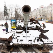 Eksponuoja karo trofėjų: Vilniuje galima pamatyti ukrainiečių sunaikintą rusų tanką
