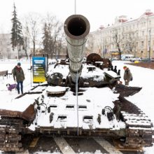 Prie rusų tanko kilo konfliktas: su gėlėmis atėjęs vyras gavo smūgį?