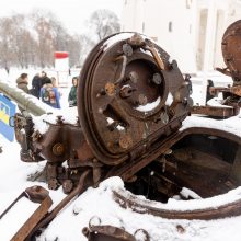 Prie rusų tanko kilo konfliktas: su gėlėmis atėjęs vyras gavo smūgį?